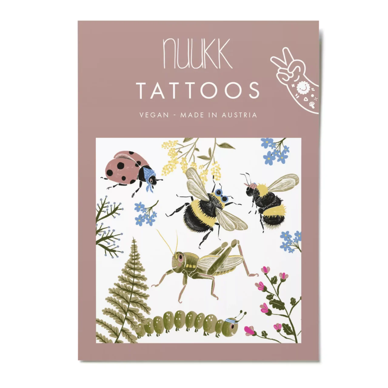 Dieses Produkt zeigt ein wunderschön illustriertes Tattoo-Set mit Insektenmotiven, darunter Hummeln, ein Marienkäfer, eine Heuschrecke und eine Raupe, umgeben von Blumen und Pflanzen. Die Verpackung trägt das Branding „nuukk“ und hebt hervor, dass die Tattoos vegan und in Österreich hergestellt sind