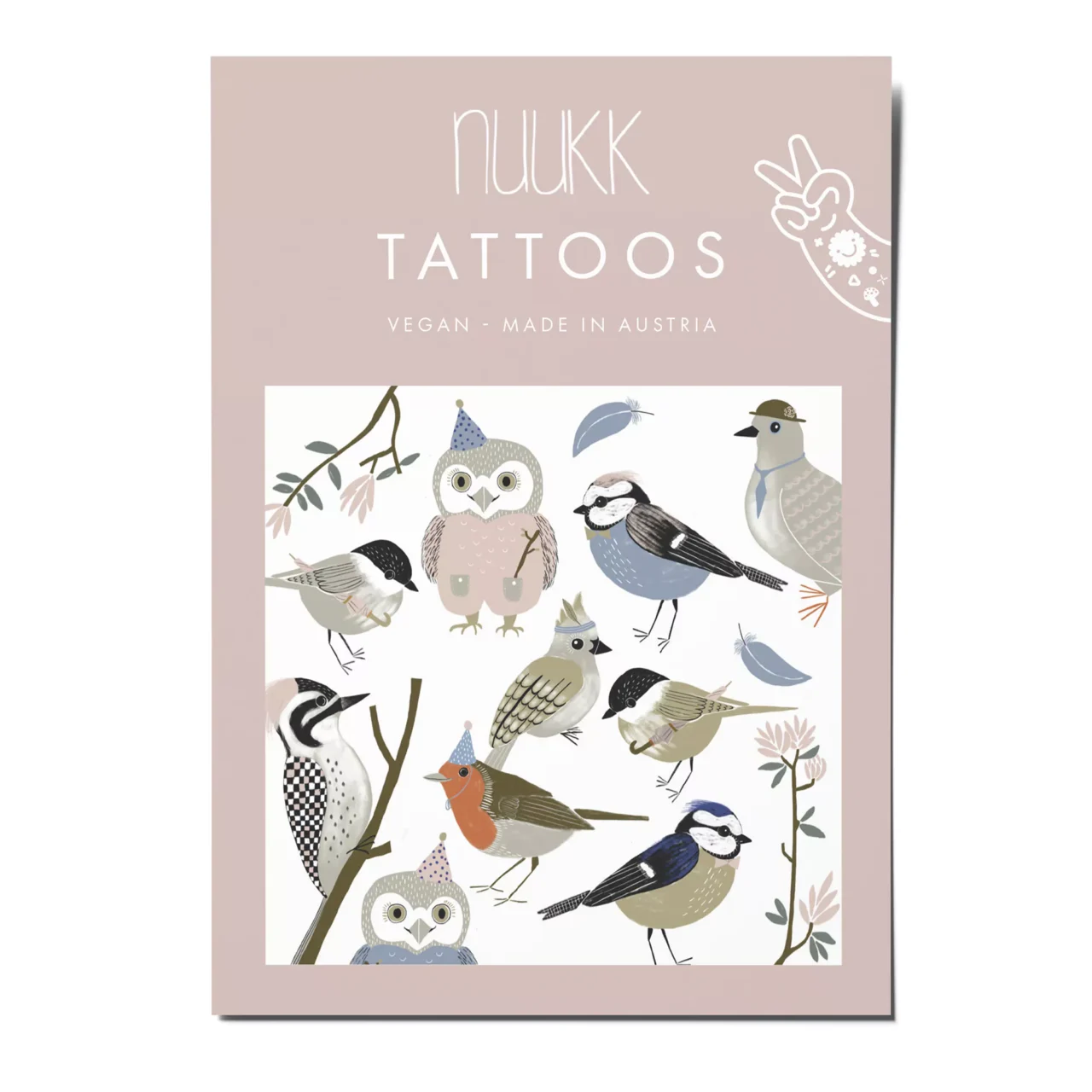 Dieses Verpackungsdesign zeigt eine süße Kollektion von Vogel-Tattoos, illustriert in einem sanften, verspielten Stil. Verschiedene Vogelarten, darunter Eulen, Spechte und Singvögel, tragen teilweise kleine Hüte oder Partyhütchen, was dem Design eine humorvolle und charmante Note verleiht