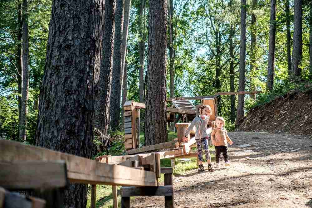 Kleinkinder bei der Waldkugelbahn