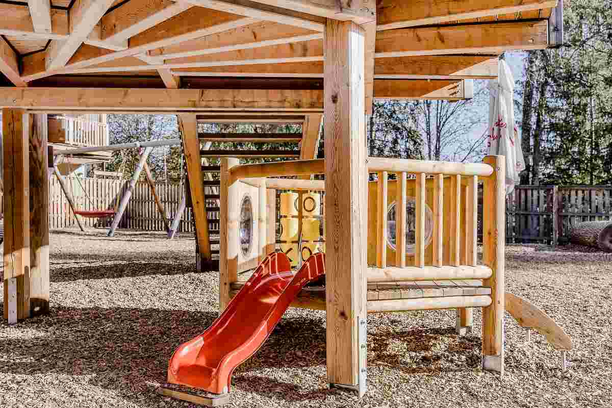 Passende Spielgeräte und Rutschen für die Kleinen beim Ausflug mit dem Kindergarten zum Waldpark