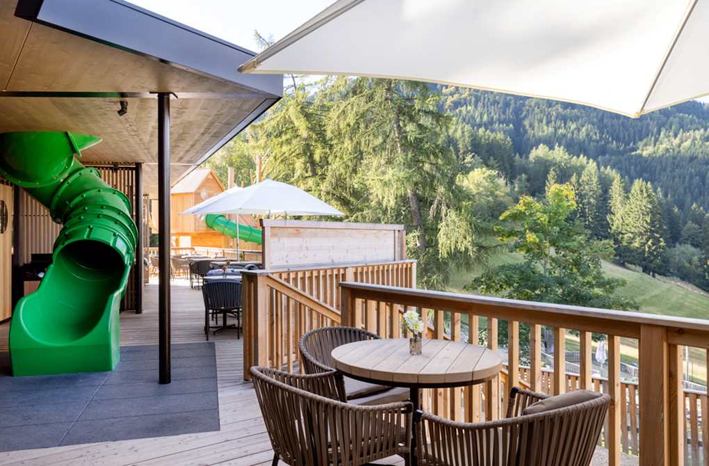 Auf der Terrasse des Restaurants gibt es einen guten Überblick über alle Spiele-Bereiche