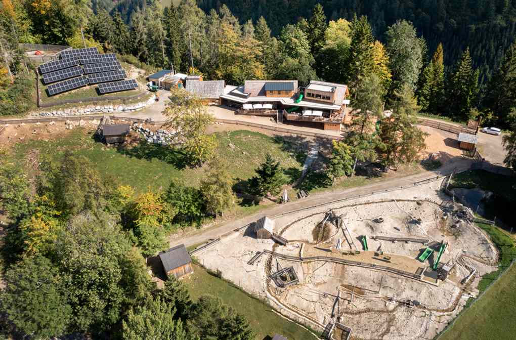 Das Haupthaus mit dem direkt angrenzenden großen Wasserspielplatz und der Photovoltaik-Anlage