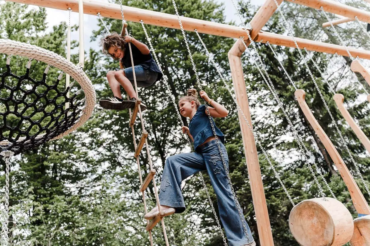 Zwei Mädchen oben im Kletter-Trail im Waldpark
